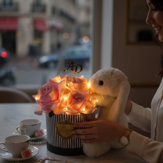 Kişiye Özel Harfli Led Işıklı Dekoratif Pembe Güller ve Peluş Tavşanlı Şık Hediye Buketi