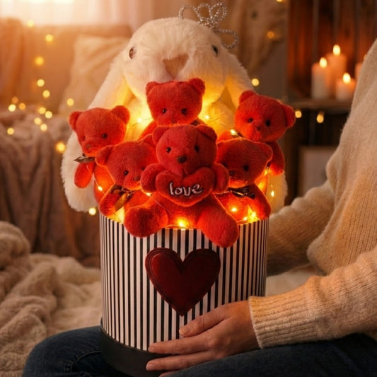 Premium Çizgili Silindir Kutuda Led Işıklı Taçlı Peluş Tavşan ve "Love" Temalı Kırmızı Ayıcık Buketi
